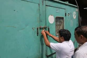लोनी में अवैध फैक्ट्रियों पर चला प्रशासन का डंडा, 25 के बिजली कनेक्शन काटे