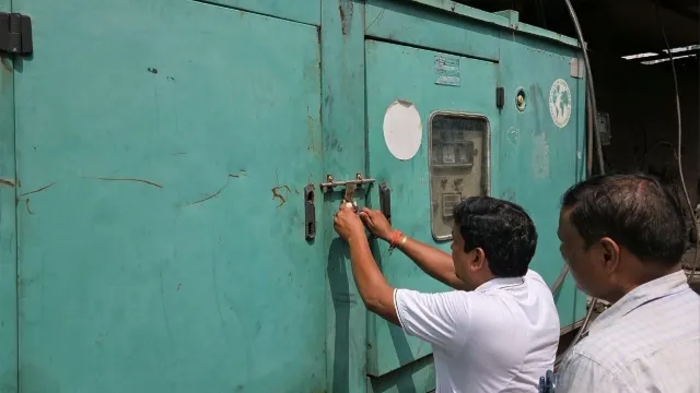 लोनी में अवैध फैक्ट्रियों पर चला प्रशासन का डंडा, 25 के बिजली कनेक्शन काटे