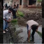 कीचड़ भरी गलियों में ग्रामीणों ने की धान की रोपाई, यमुना प्राधिकरण के खिलाफ अनोखा विरोध