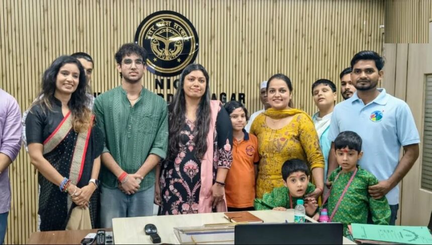 ग्रेटर नोएडा में रक्षाबंधन की अनोखी तस्वीर, विशेष बच्चों ने DM को बांधी राखी तो पुलिसकर्मियों की कलाई पर सजी राखी