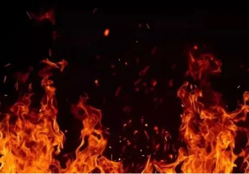 साहिबाबाद में बंद फ्लैट में लगी भीषण आग, गैस सिलेंडर फटने से मची अफरा-तफरी