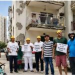 नोएडा की सोसायटी में 3 महीने से प्लास्टर गिरने का खतरा, हेलमेट पहनकर प्रदर्शन के बाद भी नहीं हुआ समाधान