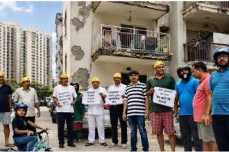 नोएडा की सोसायटी में 3 महीने से प्लास्टर गिरने का खतरा, हेलमेट पहनकर प्रदर्शन के बाद भी नहीं हुआ समाधान
