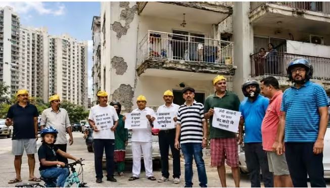 नोएडा की सोसायटी में 3 महीने से प्लास्टर गिरने का खतरा, हेलमेट पहनकर प्रदर्शन के बाद भी नहीं हुआ समाधान