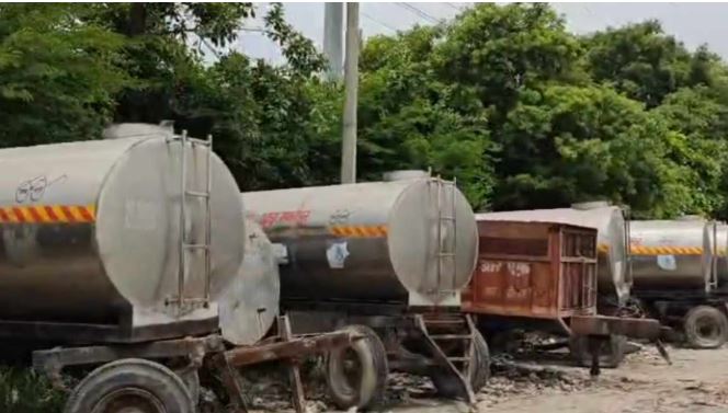 खोड़ा में गंगाजल आपूर्ति के दावे फेल, सड़क किनारे खड़े टैंकर खा रहे जंग
