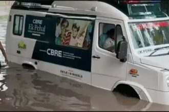 नोएडा में जलभराव का कहर, 3-4 फीट पानी में फंसी एंबुलेंस