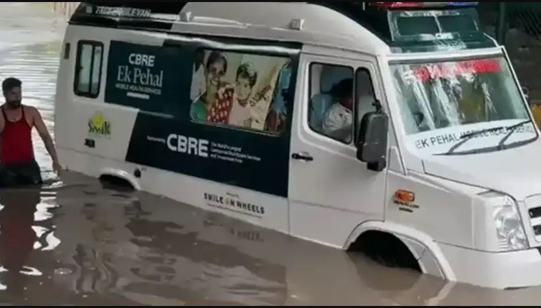 नोएडा में जलभराव का कहर, 3-4 फीट पानी में फंसी एंबुलेंस