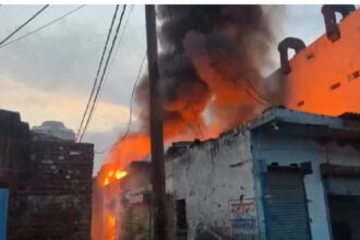 साहिबाबाद की पेपर फैक्टरी में भीषण आग, पेपर रोल जलकर राख; बड़ा हादसा टला