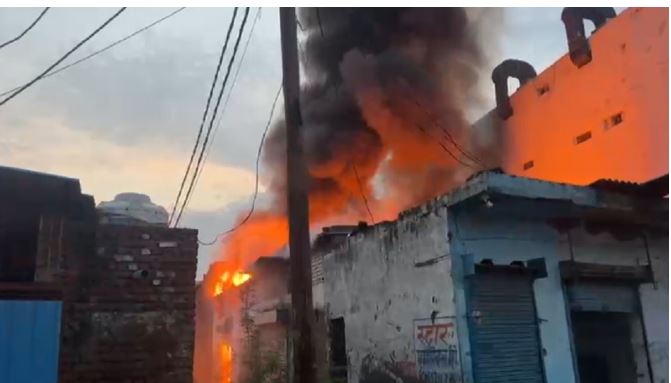 साहिबाबाद की पेपर फैक्टरी में भीषण आग, पेपर रोल जलकर राख; बड़ा हादसा टला