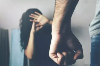 दिल्ली में नाबालिग बेटी से गलत हरकत का आरोप, मां की शिकायत पर पिता गिरफ्तार