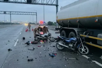 DME पर खड़े ट्रक में जा भिड़ीं दो बाइक, कांवड़ लेकर लौट रहे दो किशोरों की मौत