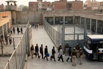 दिल्ली की जेलों में बंद गैंगस्टरों पर कसेगा शिकंजा, हाई-रिस्क कैदी दूसरे राज्यों में भेजे जाएंगे