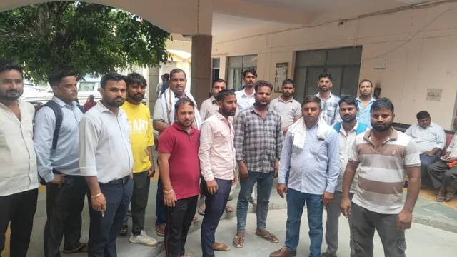 जेवर एयरपोर्ट प्रभावित युवाओं की मांग, स्थायी नौकरी नहीं तो 50 लाख मुआवजा दो