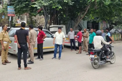 इंदिरापुरम में पुलिस का चला डंडा, सड़क-फुटपाथ से हटाया अतिक्रमण; हजारों लोगों को राहत