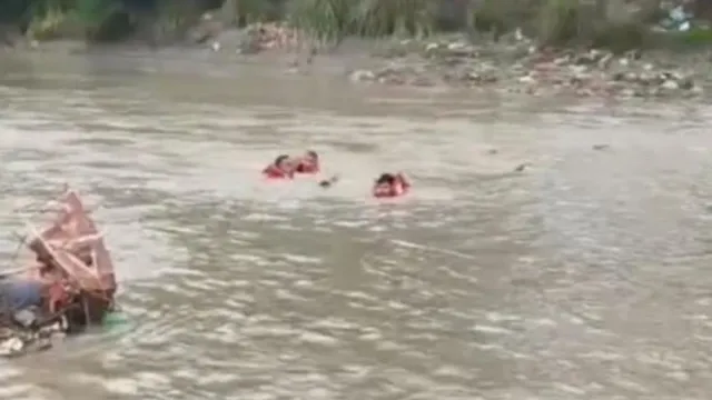 मुरादनगर में SDRF जवानों का साहस, गंगनहर में डूबते दो कांवड़ियों को बचाया