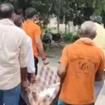 स्ट्रेचर नहीं मिला तो गद्दे पर ले गए बुजुर्ग कांवड़िए को, अस्पताल में हुई मौत