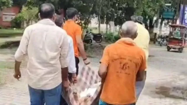 स्ट्रेचर नहीं मिला तो गद्दे पर ले गए बुजुर्ग कांवड़िए को, अस्पताल में हुई मौत