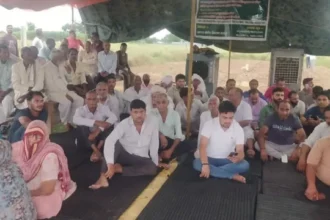 जेवर में किसानों का धरना जारी, 7% प्लॉट और 64.7% अतिरिक्त मुआवजे की मांग; राकेश टिकैत से साधा संपर्क