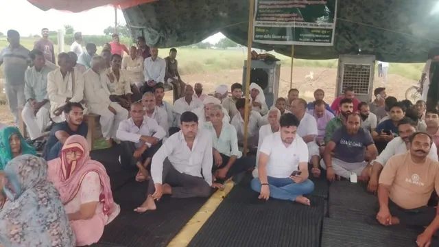 जेवर में किसानों का धरना जारी, 7% प्लॉट और 64.7% अतिरिक्त मुआवजे की मांग; राकेश टिकैत से साधा संपर्क