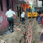 खोड़ा में पानी माफिया बेखौफ, नगर पालिका से 500 मीटर दूर सड़क खोदकर बिछा रहे अवैध पाइपलाइन
