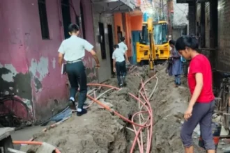 खोड़ा में पानी माफिया बेखौफ, नगर पालिका से 500 मीटर दूर सड़क खोदकर बिछा रहे अवैध पाइपलाइन