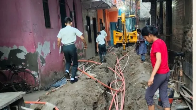 खोड़ा में पानी माफिया बेखौफ, नगर पालिका से 500 मीटर दूर सड़क खोदकर बिछा रहे अवैध पाइपलाइन