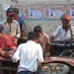 मंडोली जेल रोड पर गड्ढों का कहर, ई-रिक्शा पलटा; छह लोग घायल
