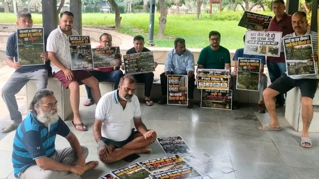 मूलभूत सुविधाओं को लेकर आदित्य वर्ल्ड सिटी में आरडब्ल्यूए का पैदल मार्च, मेंटेनेंस कार्यालय को सौंपा ज्ञापन