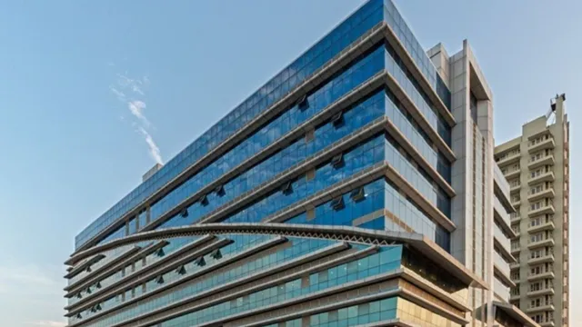 नोएडा जिला अस्पताल में 17 स्वास्थ्यकर्मियों की भर्ती में घोटाला, NHM ने मांगा स्पष्टीकरण, वेतन रोका