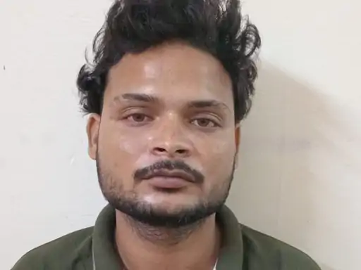 नोएडा में 5 साल के बच्चे की संदिग्ध मौत: मां बोली- पिता ने कमर में मारा घूंसा, पुलिस ने आरोपी को हिरासत में लिया