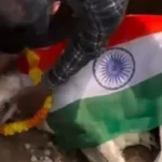 ग्रेटर नोएडा में कुत्ते के शव को तिरंगे में लपेटा: लोगों में राष्ट्रीय ध्वज के सम्मान को लेकर नाराजगी, कार्रवाई की मांग