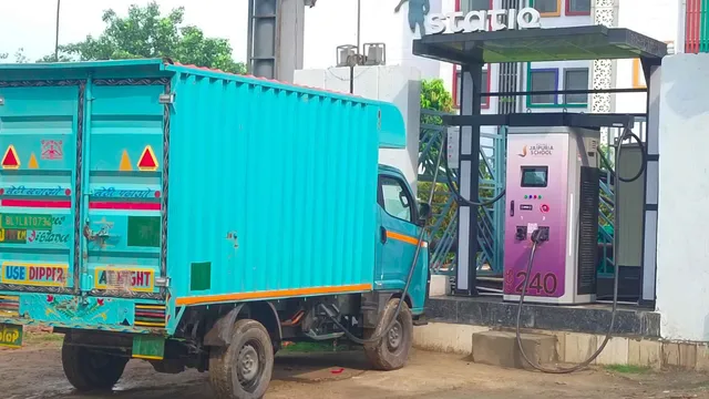 ग्रेटर नोएडा के ईवी चार्जिंग स्टेशन सुरक्षित? दिल्ली बस हादसे के बाद बढ़ी चिंता