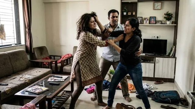 ‘ये मेरा घर है और मेरा पति, तू कौन है?’: फ्लैट में घरवाले के साथ थी बाहर वाली, दोनों महिलाओं में मारपीट;