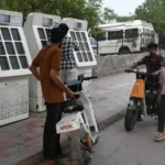 नोएडा में फुटपाथ पर ईवी चार्जिंग प्वाइंट का कब्जा, राहगीरों की राह रोकी; कई पड़े खराब
