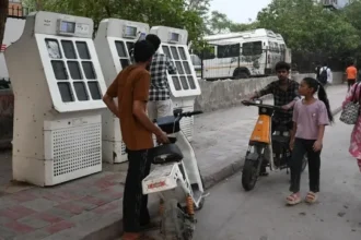 नोएडा में फुटपाथ पर ईवी चार्जिंग प्वाइंट का कब्जा, राहगीरों की राह रोकी; कई पड़े खराब