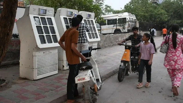 नोएडा में फुटपाथ पर ईवी चार्जिंग प्वाइंट का कब्जा, राहगीरों की राह रोकी; कई पड़े खराब