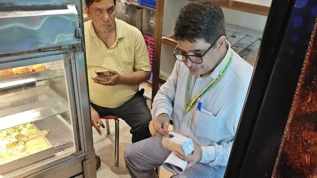 दनकौर की मिठाई दुकान पर लापरवाही का आरोप, घेवर में मिला कॉकरोच