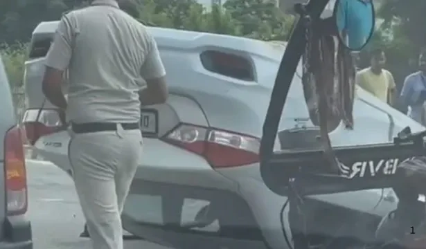 नोएडा में 55 ई-रिक्शा सीज, बिना नंबर प्लेट और मिटे चेसिस नंबर पर पुलिस की कार्रवाई