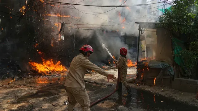 दिल्ली के असम टिंबर मार्केट में आग का तांडव, सुबह 6:30 बजे पाया जा सका काबू