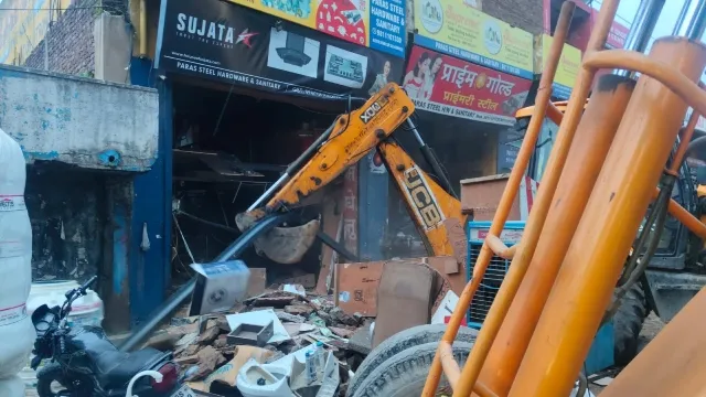 गाजियाबाद में बड़ा हादसा, दुकान की दो छतें गिरीं; 3 मजदूर मलबे में दबे