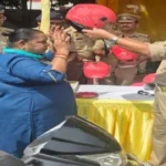 रक्षाबंधन पर गाजियाबाद ट्रैफिक पुलिस का तोहफा, महिलाओं को बांटे 300 पिंक हेलमेट