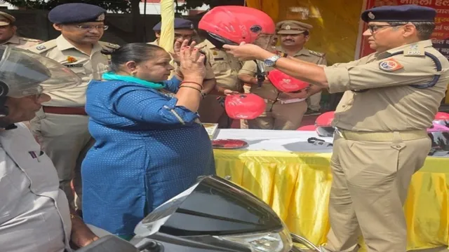 रक्षाबंधन पर गाजियाबाद ट्रैफिक पुलिस का तोहफा, महिलाओं को बांटे 300 पिंक हेलमेट