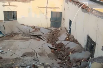 जेवर में भरभराकर गिरी ग्राम सचिवालय की छत, दो माह पहले ही हुई थी मरम्मत