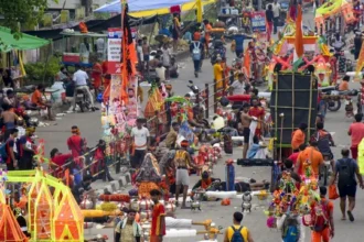 साहिबाबाद में कार की टक्कर से खंडित हुई कांवड़, गुस्साए शिव भक्तों ने किया हंगामा