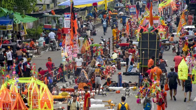 साहिबाबाद में कार की टक्कर से खंडित हुई कांवड़, गुस्साए शिव भक्तों ने किया हंगामा