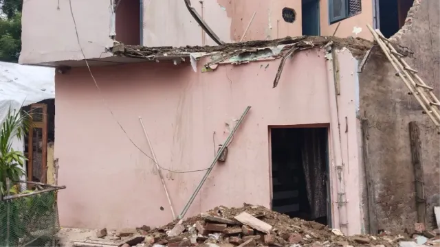 लोनी में भरभराकर गिरा दो मंजिला मकान का अगला हिस्सा, तीन महिलाएं घायल