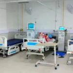 नोएडा जिला अस्पताल की डायलिसिस यूनिट में लापरवाही, फर्श पर खून के धब्बे और फैली गंदगी