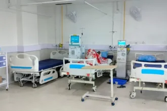 नोएडा जिला अस्पताल की डायलिसिस यूनिट में लापरवाही, फर्श पर खून के धब्बे और फैली गंदगी