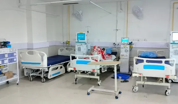 नोएडा जिला अस्पताल की डायलिसिस यूनिट में लापरवाही, फर्श पर खून के धब्बे और फैली गंदगी