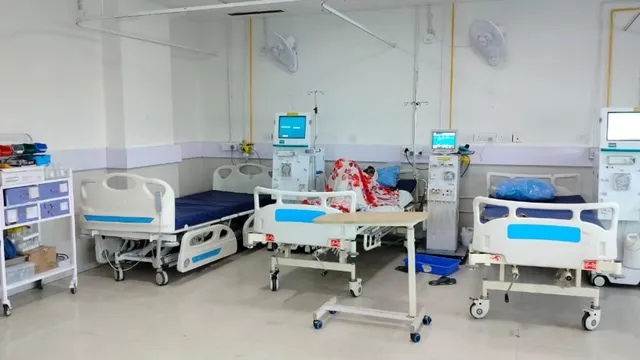 नोएडा जिला अस्पताल की डायलिसिस यूनिट में लापरवाही, फर्श पर खून के धब्बे और फैली गंदगी